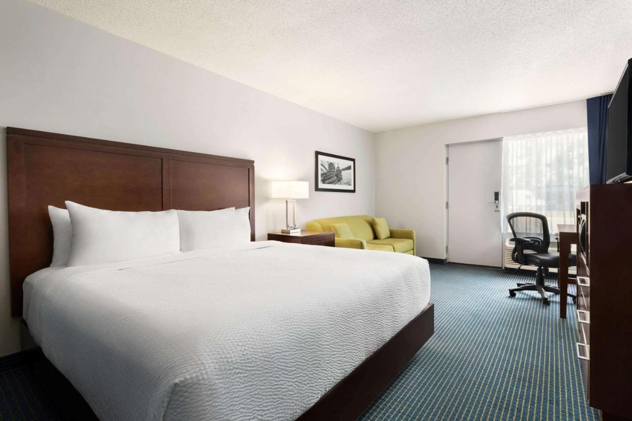 Days Inn By Wyndham Sarnia Harbourfront Exterior photo